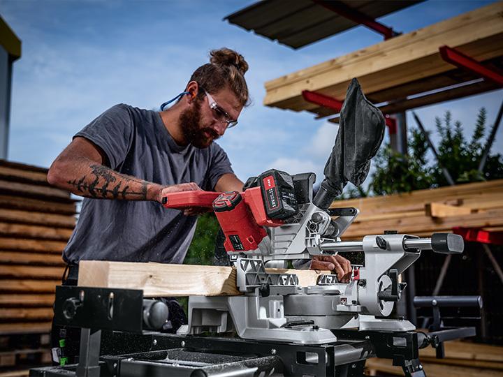 Robuste Akku Kapp-Zug-Säge auf Baustelle im Freien